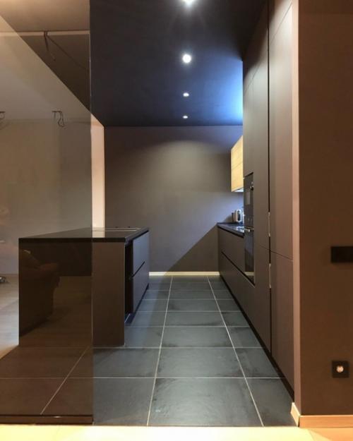 Очень стильная кухня в черном цвете. 05