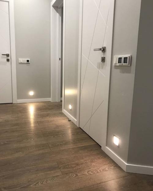 Ремонт прихожей.  При входе в квартиру на полу сделали плитку, дальше - ламинат. 08