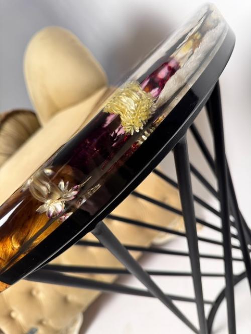 Столик на индивидуальном подстолье выполнили на заказ. 02