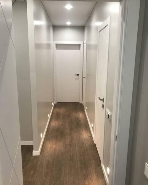 Ремонт прихожей.  При входе в квартиру на полу сделали плитку, дальше - ламинат. 05