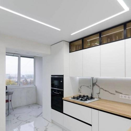 Просторная кухня. В белом цвете. 04