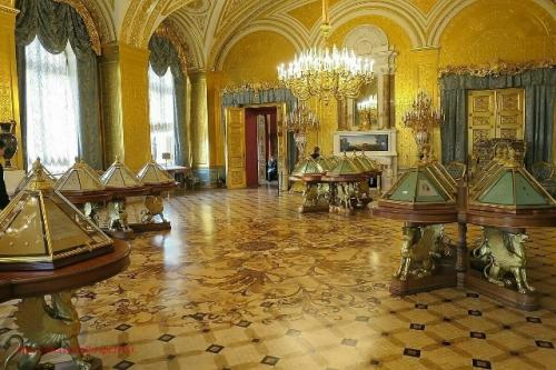 Золотая гостиная зимнего дворца - это уникальное место, поражающее своей красотой и богатством.
