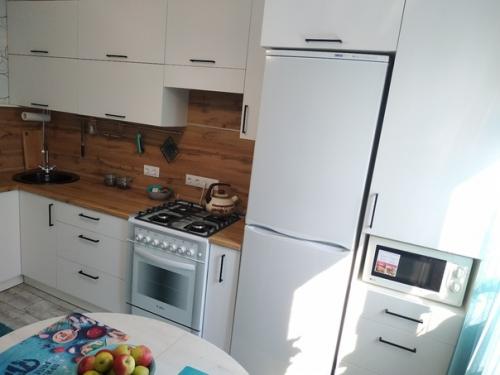 Когда уже глянула на установленную кухню, решила, что именно голубой коврик сюда нужен. 02