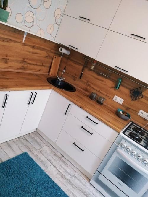 Когда уже глянула на установленную кухню, решила, что именно голубой коврик сюда нужен. 03