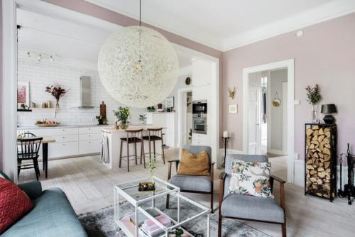 Ярко-розовая и голубая скандинавская квартира. 01
