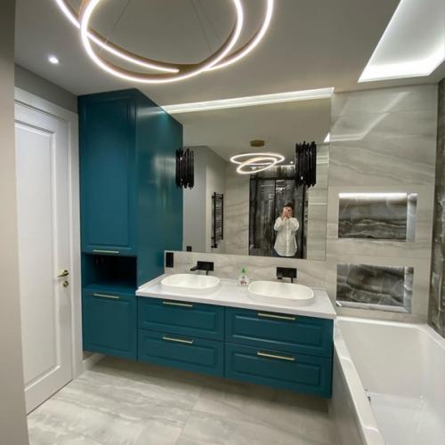 Считается, что панорамные окна - больше история про частые дома. 06