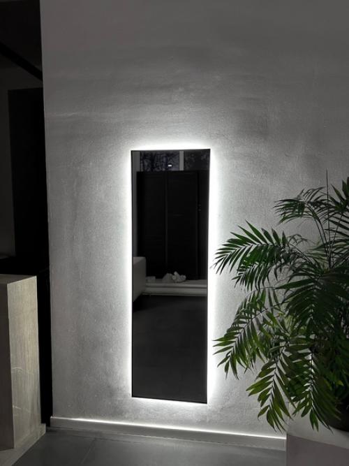 Зеркало с подсветкой в полный рост создает ощущение простора и уюта. 01