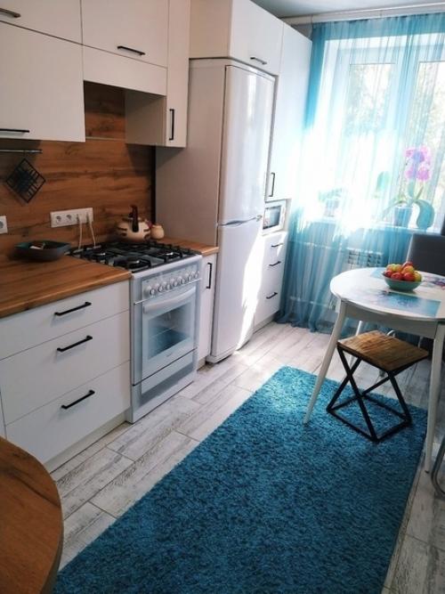 Когда уже глянула на установленную кухню, решила, что именно голубой коврик сюда нужен. 01