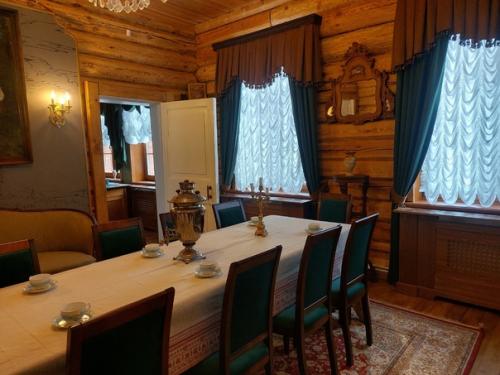 Тульские поэты оказались первыми экскурсантами музея - усадьбы Дворяниново после его радикального переоснащения. 03