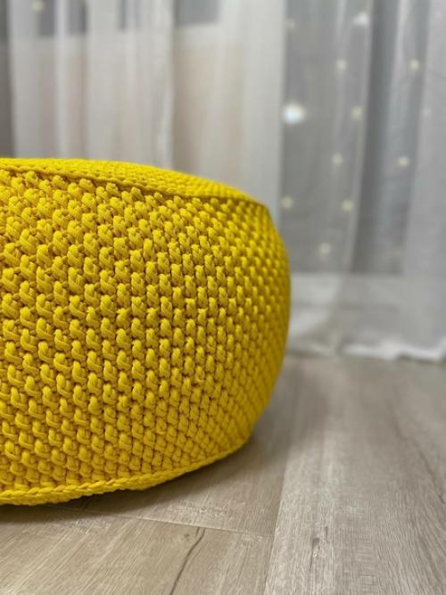 Вязаный пуф может стать отличным дополнением в интерьере. 01
