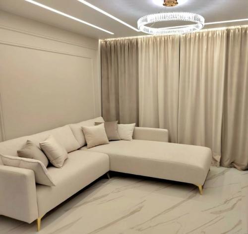 Уютные бархатные шторы и подушки интерьер современной гостиной украсили. 02