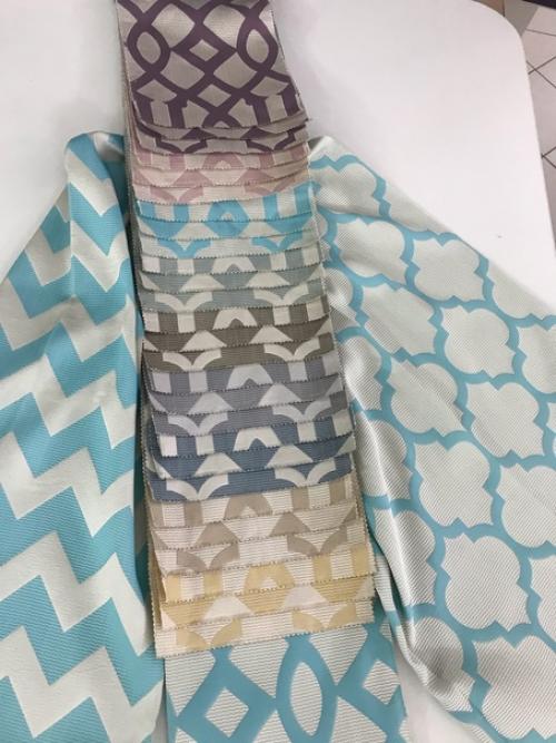 В этом загородном доме цвет портьер для гостиной и кухни выбирали под одну из стен, которая выполнена художественной фреской. 06