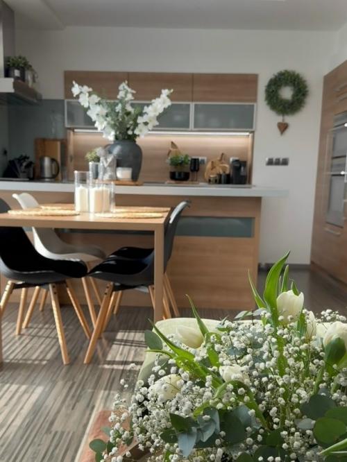 Добро пожаловать в современную квартиру, где интерьер уже дышит весной. 06