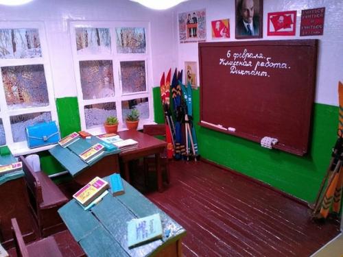 В уютной квартире Людмилы Кудряшовой из мирного в Плесецком округе, каждая миниатюрная комната является отражением ее детства. 02