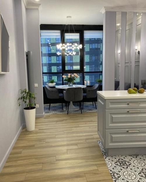 Кухня с присоединённым балконом, на котором сделали обеденную зону. 01