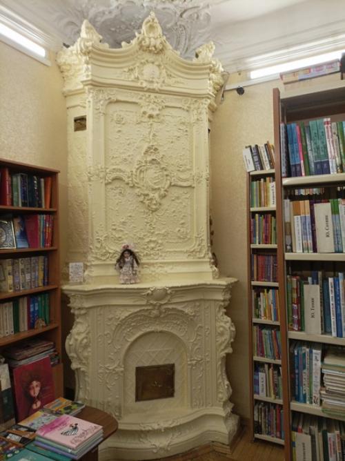 На экскурсии по интерьерам юношеской библиотеки им. 06