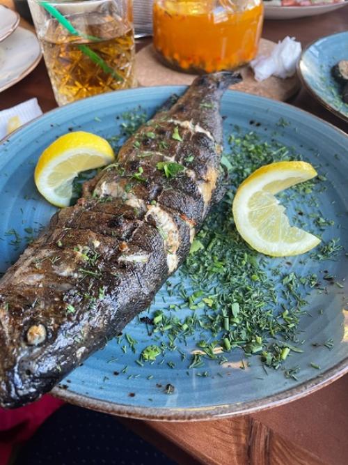 Воскресенье выходной, а в выходной готовить - грех, а вот покушать вкусно - к хорошему настроению, мы в долмама. 06