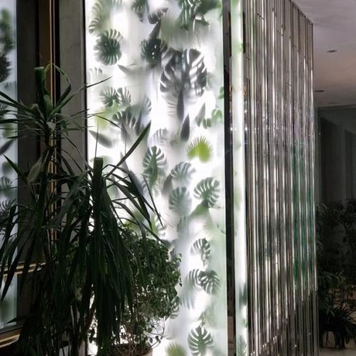 Главную оранжерею кремлёвского дворца теперь украшают вот такие современные перегородки. 01