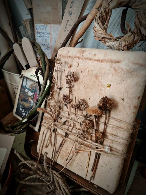 Весна Начинается с Тебя - это красивая и вдохновляющая фраза, которая часто используется как девиз для обновления, любви к себе. 02