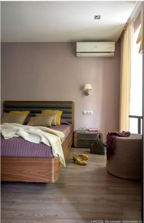 Интерьер в серых тонах с фиолетовыми и желтыми акцентами. 05