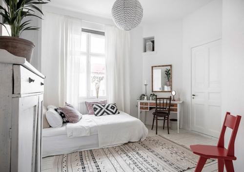 Для интерьера своей квартиры в Швеции хозяева выбрали полностью белую отделку, яркие акценты и интересную мебель. 08