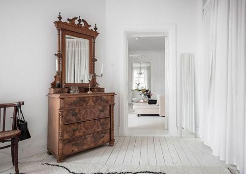 Для интерьера своей квартиры в Швеции хозяева выбрали полностью белую отделку, яркие акценты и интересную мебель. 07