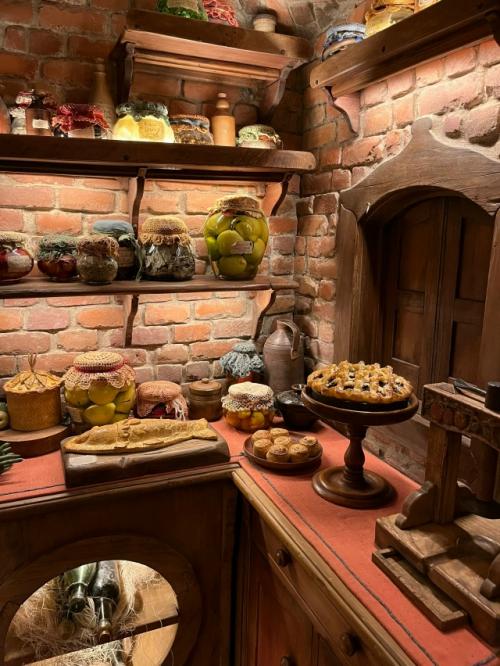 В хоббитоне с конца 2023 года открыты для посещения внутренние помещения хоббитских норок. 05