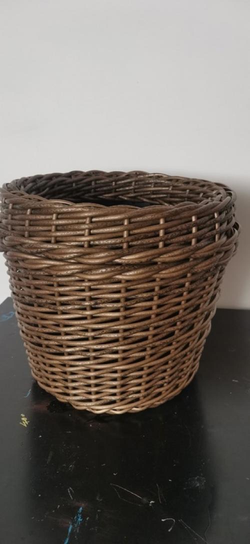 Плетенное кашпо из искусственного ротанга. 03
