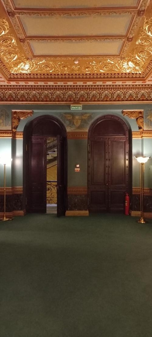 Многие знают и посещали елисеевский магазин, но далеко не все коренные петербуржцы бывали в доме, в котором жили Елисеевы на васильевском острове. 05