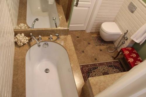 Ванная: шкатулки - из Италии, кораллы - из Греции, гравюра - из эрмитажа. 02