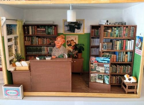 В уютной квартире Людмилы Кудряшовой из мирного в Плесецком округе, каждая миниатюрная комната является отражением ее детства. 04