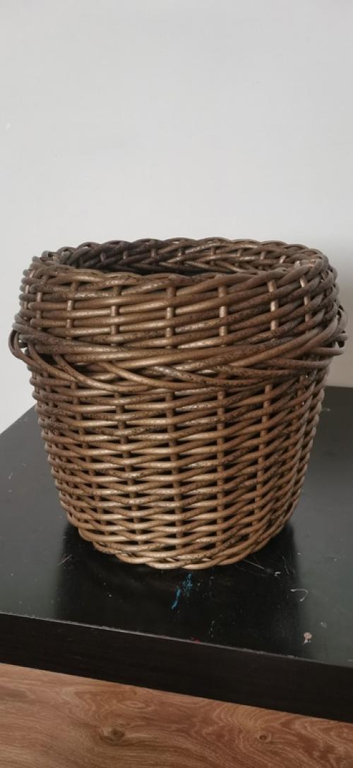 Плетенное кашпо из искусственного ротанга. 02