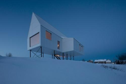 Высокий дом.  Delordinaire подняли дом над снежной равниной сельского Квебека для защиты зоны отдыха под открытым небом. 01