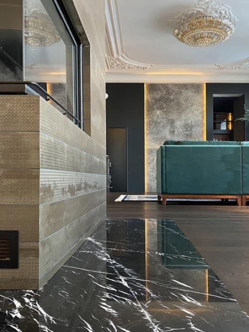 Заказчик поставил перед нами задачу сделать брутальный, мужской лофтовый интерьер, сохранив при этом исторические элементы. 03