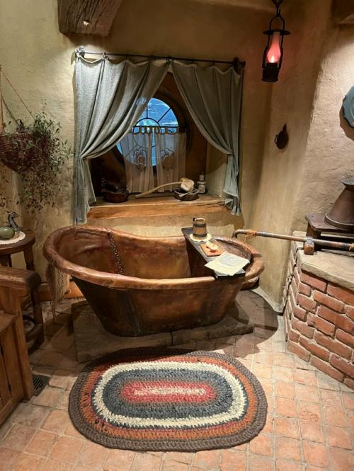 В хоббитоне с конца 2023 года открыты для посещения внутренние помещения хоббитских норок. 08