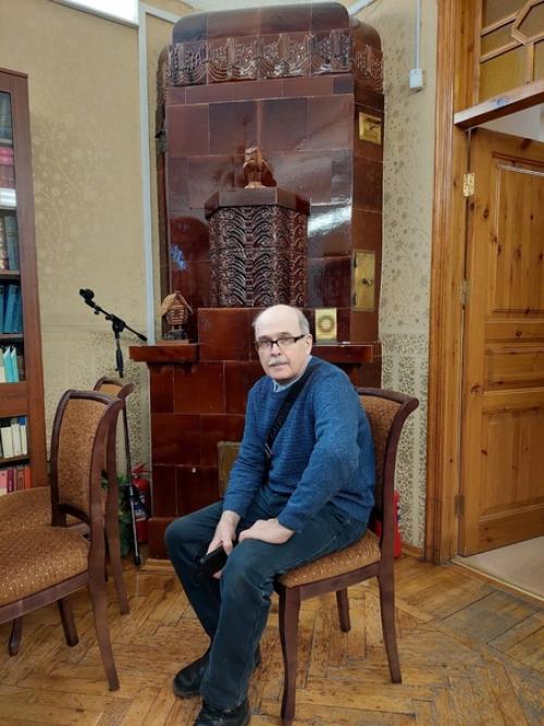 На экскурсии по интерьерам юношеской библиотеки им. 01