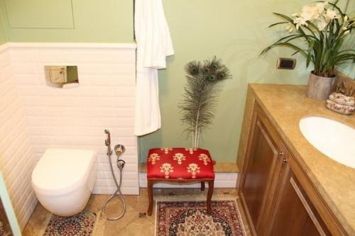 Ванная: шкатулки - из Италии, кораллы - из Греции, гравюра - из эрмитажа. 08