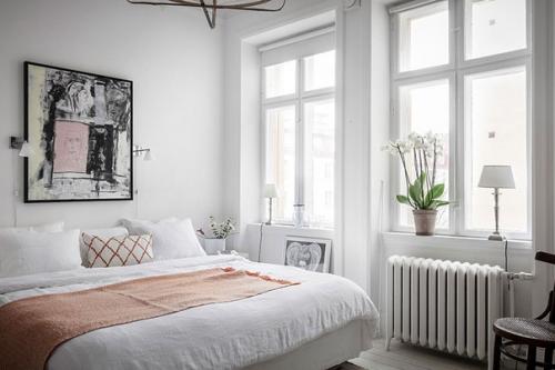 Для интерьера своей квартиры в Швеции хозяева выбрали полностью белую отделку, яркие акценты и интересную мебель. 05