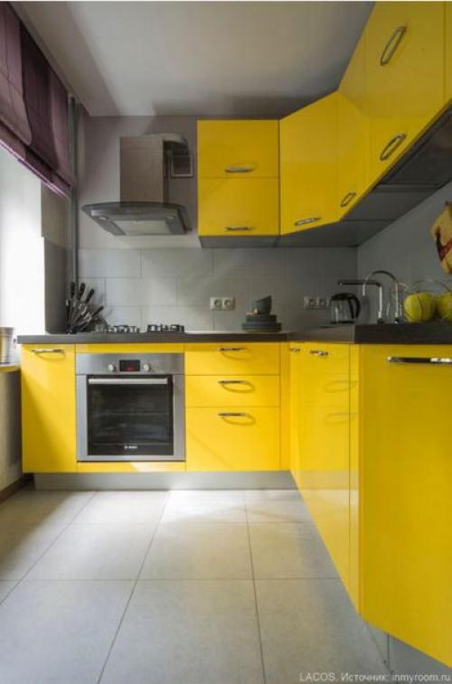 Интерьер в серых тонах с фиолетовыми и желтыми акцентами. 01