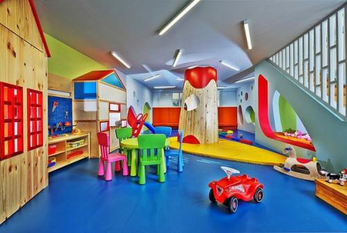 Детский сад Bobiroupoli расположен в городе ираклион, Греция. 04