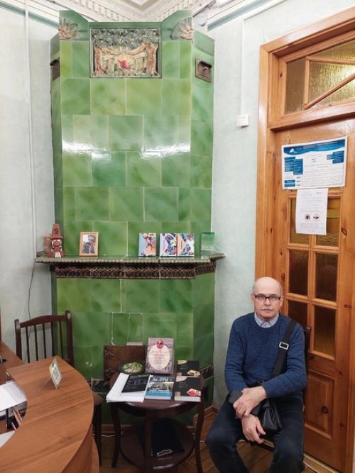 На экскурсии по интерьерам юношеской библиотеки им. 03