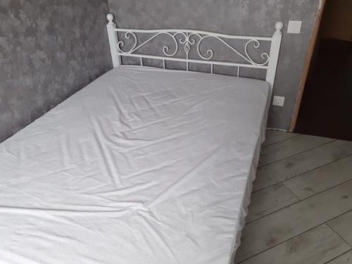 Белый цвет в интерьере спальни: 6 советов по оформлению. 06