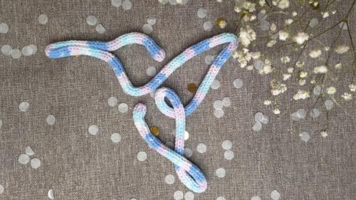 Вязаный декор интерьера - это не стандартный и очень классный вариант украсить любую вашу комнату. 02