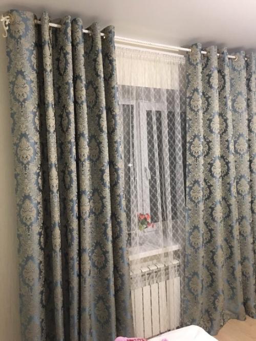 В этом загородном доме цвет портьер для гостиной и кухни выбирали под одну из стен, которая выполнена художественной фреской. 04