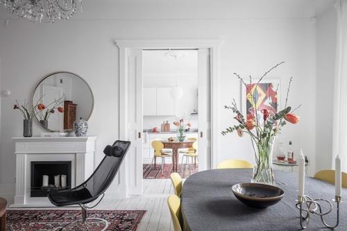 Для интерьера своей квартиры в Швеции хозяева выбрали полностью белую отделку, яркие акценты и интересную мебель. 02
