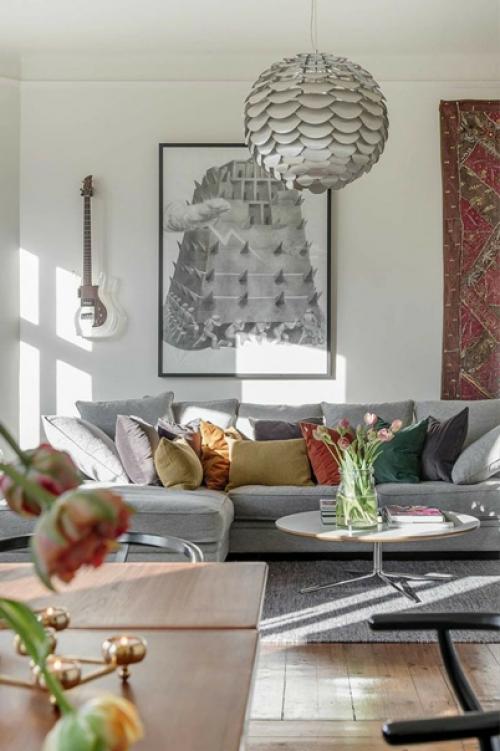 Я очень люблю то, как смотрятся декоративные подушки в интерьере гостиной. 03