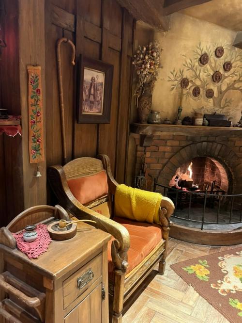 В хоббитоне с конца 2023 года открыты для посещения внутренние помещения хоббитских норок. 01