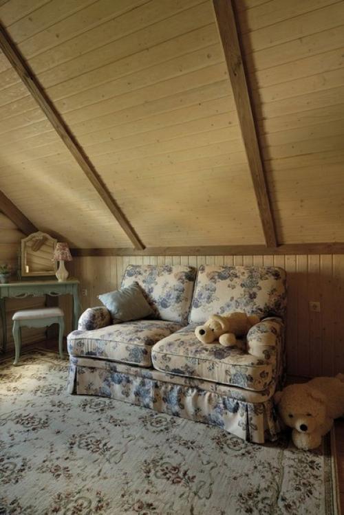 Чудесный, атмосферный интерьер детской спальни в мансарде загородного дома. 06