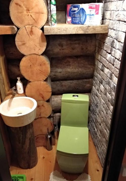 Вот так обустроили ванную комнату и туалет в бревенчатом доме как вам? 04