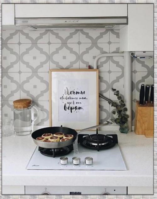 Просторная кухня. В белом цвете. 06